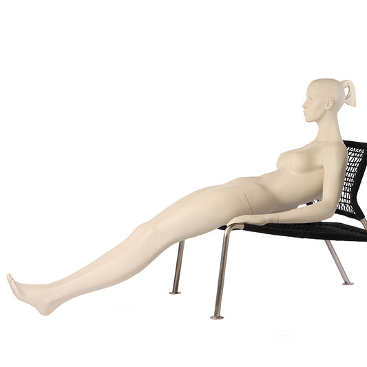 Stylised female mannequin from HINDSGAUL® Sitting.